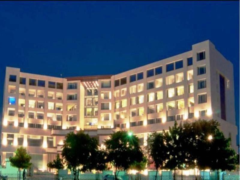 Holiday Inn Chandigarh Panchkula, An Ihg Hotel Exterior photo